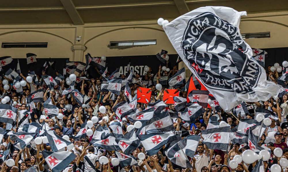 Torcida do Vasco da Gama faz show na arquibancada.