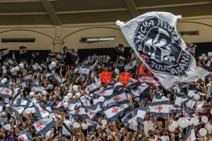 Torcida do Vasco da Gama faz show na arquibancada.