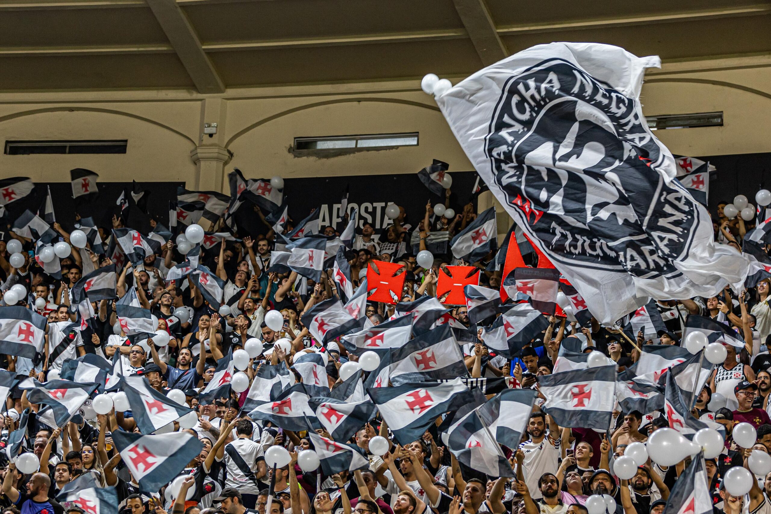 Torcida do Vasco da Gama faz show na arquibancada.