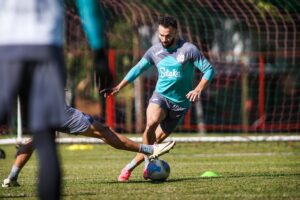 Jogador do Juventude em treinamento.