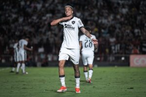 Carlos Alberto comemora o primeiro gol da partida. Foto: Alan Deyvid | Via X Brasileirão