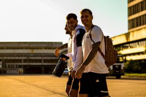 Jogadores do Flamengo viajam para São Paulo para enfrentar o tricolor paulista.