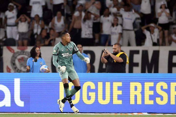 Botafogo vence o Corinthians por 2 a 1 e abre distância para os concorrentes 