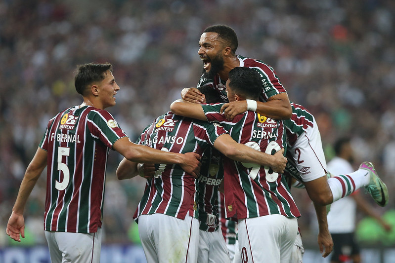 Jogadores do Flu comemoram vitória.