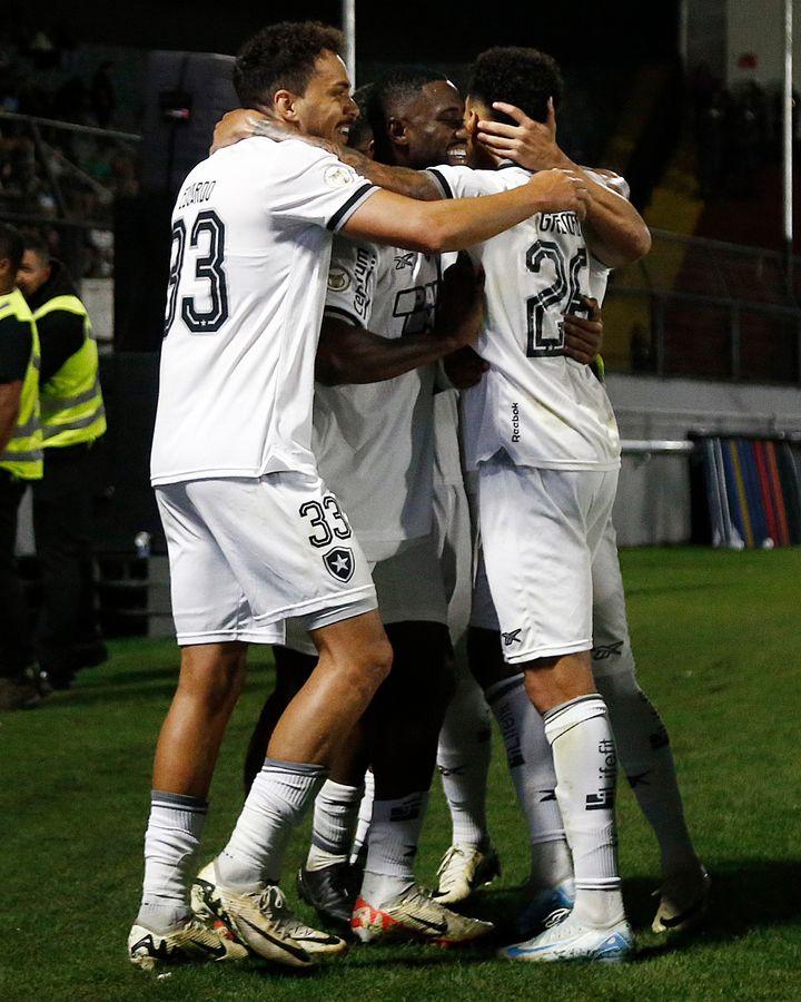 Botafogo vence o Bragantino por 1 a 0 e se mantém na ponta da tabela 