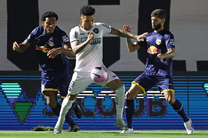 Botafogo vence o Bragantino por 1 a 0 e se mantém na ponta da tabela 