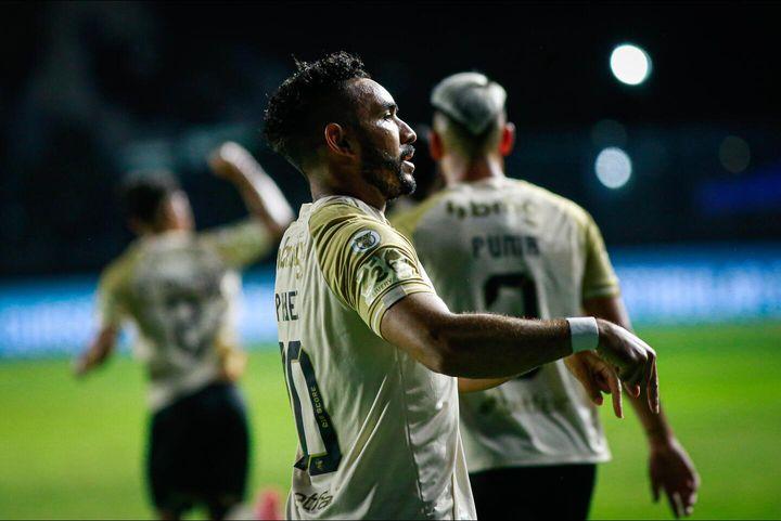 Vasco vence o Bahia por 3 a 2 e sobe para nona posição 