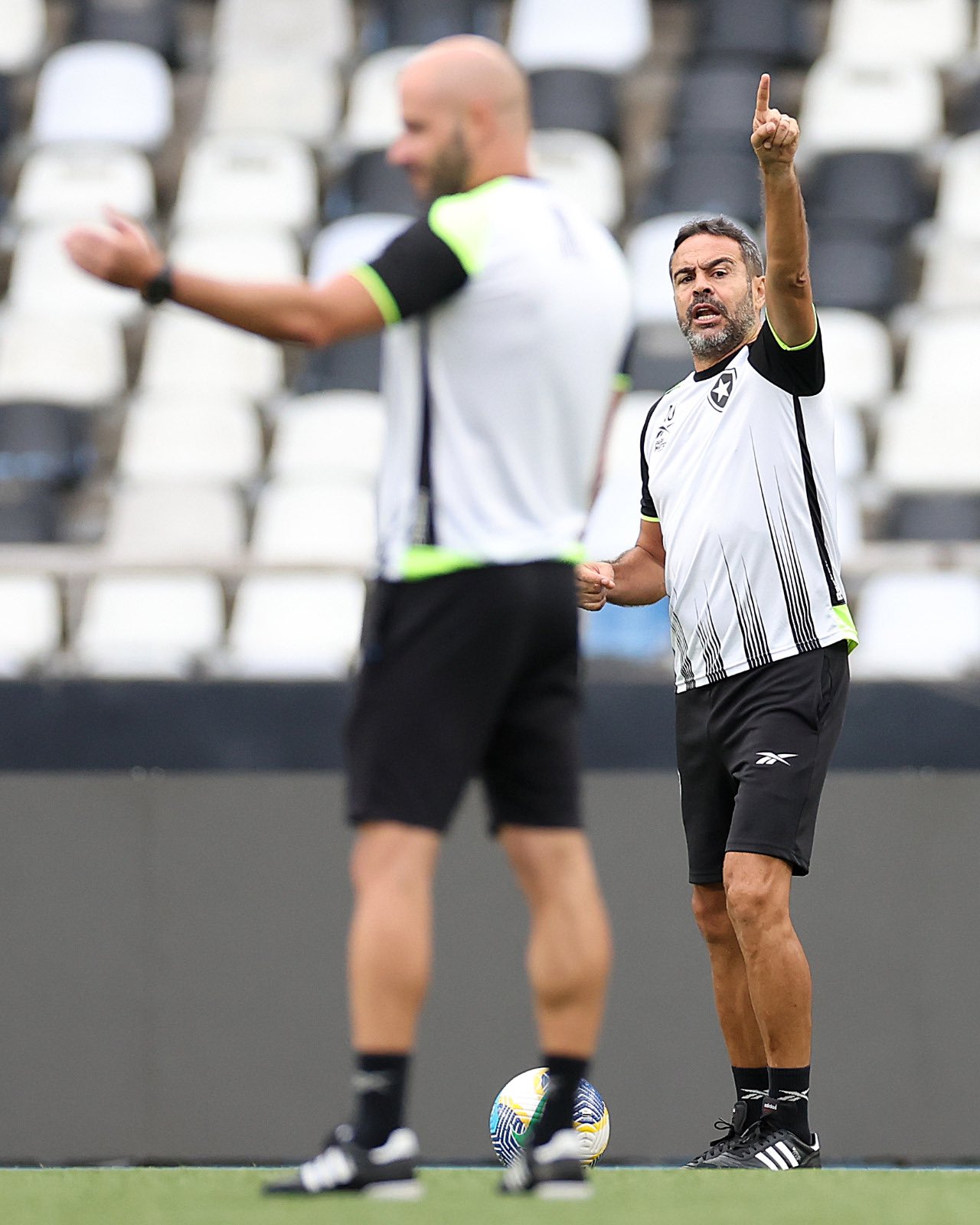 Botafogo recebe o Vitória de olho no jogo de terça no Allianz Parque contra o Palmeiras 