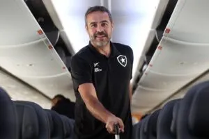 Artur Jorge, técnico do Botafogo, descendo do avião.