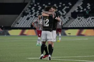 Vegetti e Victor Luiz se abraçam para comemorar o gol contra o Fluminense.